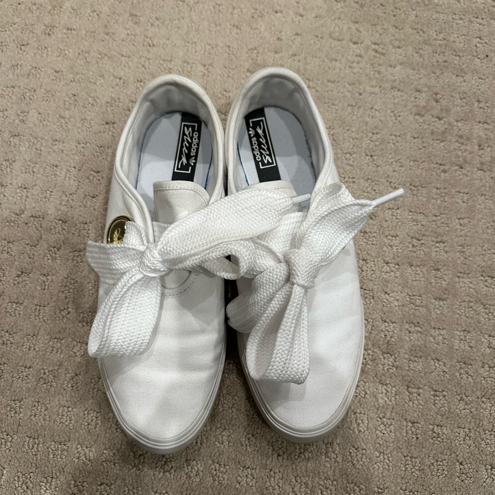 Adidas Sleek sneakers